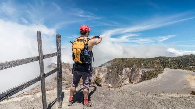 From San Jose: Irazu Volcano Crater Hike and Cartago Trip