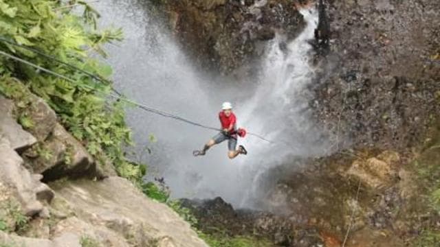 La Fortuna: Canyoning and Waterfall Rappelling Experience