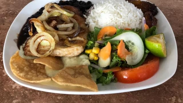 La Fortuna: Arenal Volcano and Waterfall Tour with Lunch