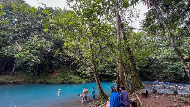 Rio Celeste: Natural Pool in the forest