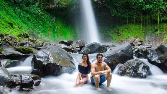 La Fortuna: Arenal Volcano and Waterfall Tour with Lunch