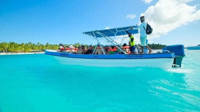 From Bayahíbe: Saona Island Catamaran Cruise with Buffet