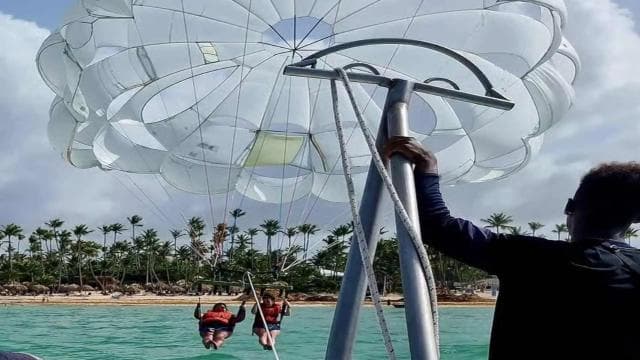 Punta Cana: Hotel Pickup and Parasailing Adventure