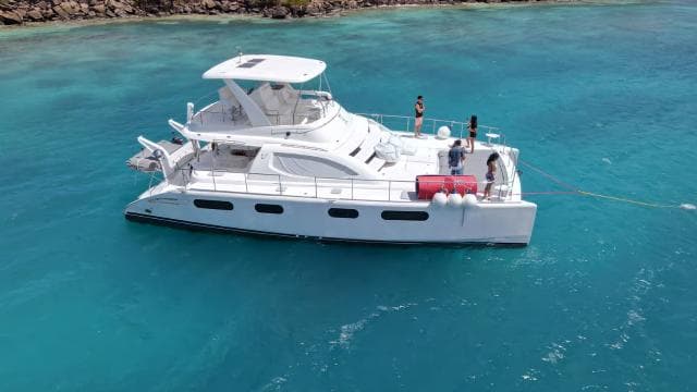 Fajardo: Private 47-F Catamaran Cruise with Drinks and Snack