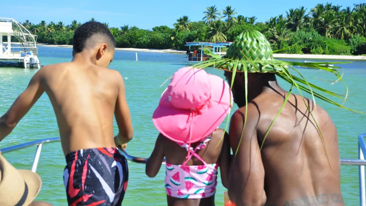 Punta Cana: Catamaran Tour with Open Bar and Reef Snorkeling