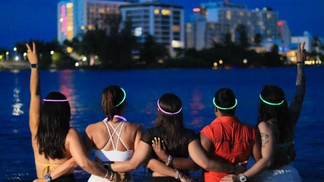 San Juan: Sunset Glow Kayak Tour and Salsa Experience