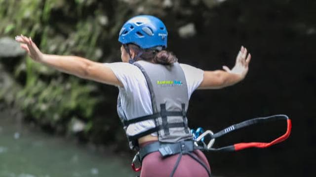 La Fortuna: Waterfall Rappelling and River Fun with Lunch