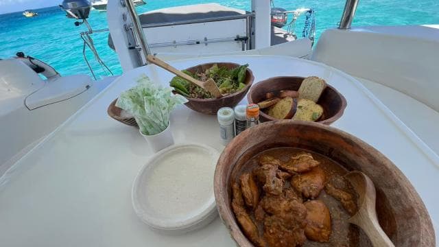 Fajardo: Private 47-F Catamaran Cruise with Drinks and Snack