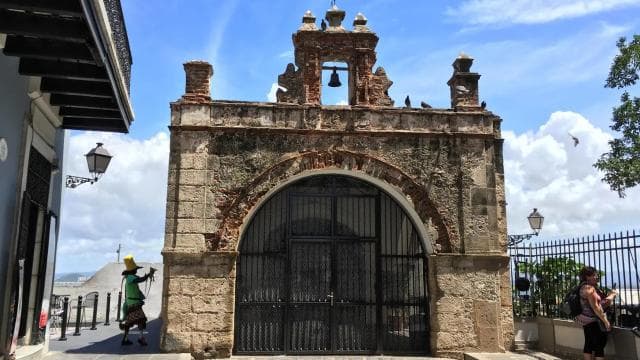 San Juan: Old Town Walking Tour and El Morro Fort Entry