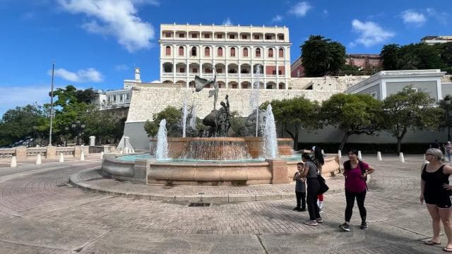 Old San Juan: Walking Tour with Shopping and Transportation