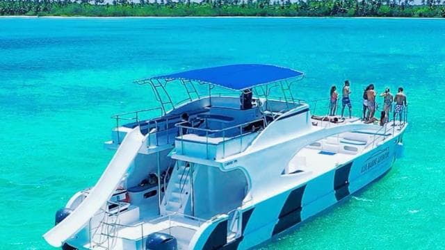 Enjoy 3 hours in the VIP Yacht Party Cruise with Open Bar