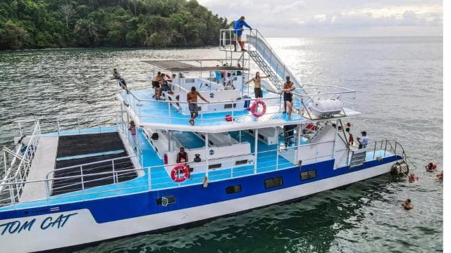 Manuel Antonio: Catamaran Cruise to Biesanz Bay with Lunch