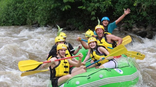 La Fortuna: Canyoning and River Rafting Tour with Lunch