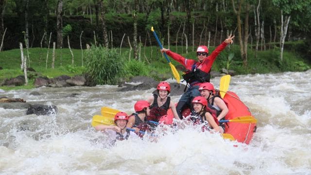 San Jose Rafting Class 3-4 with Connection to La Fortuna