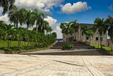 Zona Colonial Hictorical Tour with a local artist