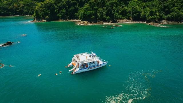 Manuel Antonio: Catamaran Cruise with a Meal