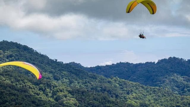 900 ft flight facing the Pacific Ocean & Tropical forests