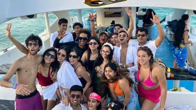 Enjoy 3 hours in the VIP Yacht Party Cruise with Open Bar
