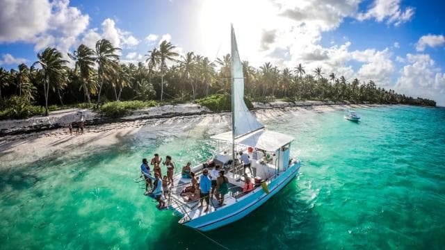Punta Cana: Group Catamaran Tour with Drinks and Snacks