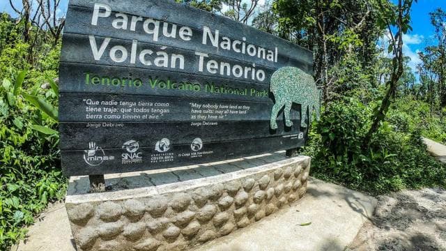 La Fortuna: Rio Celeste Waterfall and National Park Tour