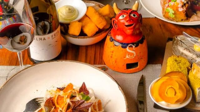 San José: Food Culture Tour with Cooking and Cocktail Class
