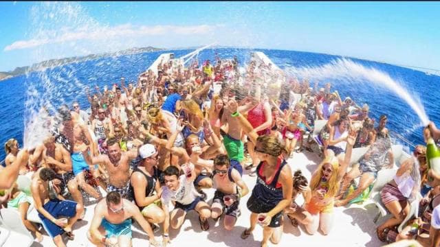 Enjoy 3 hours in the VIP Yacht Party Cruise with Open Bar