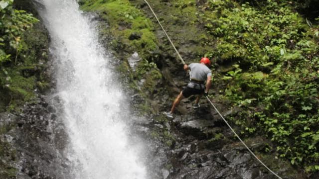 La Fortuna: Canyoning and River Rafting Tour with Lunch