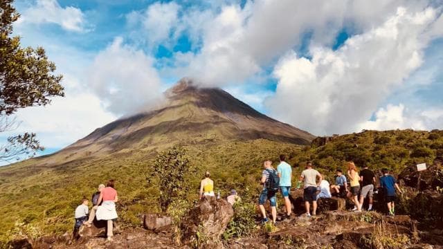 La Fortuna: Arenal Volcano and Waterfall Tour with Lunch