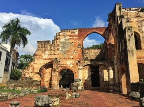 Zona Colonial: Recorrido Histórico con Chocolate y Mamajuana