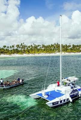 Bávaro: Punta Cana Catamaran Tour with Open Bar and Snacks
