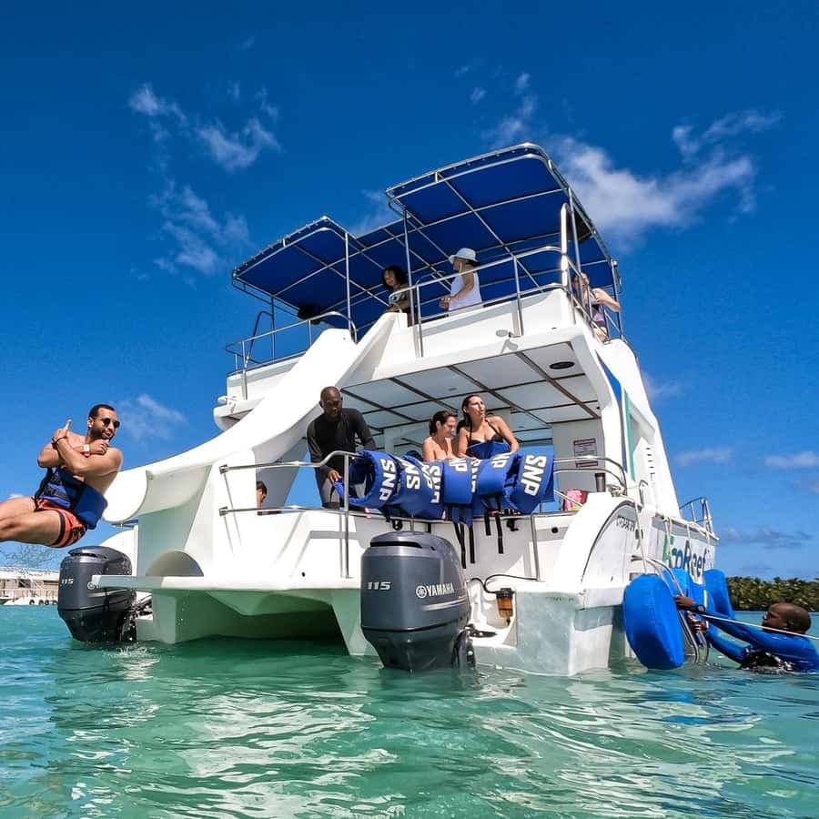 Catamaran party Boat con open bar y snorkeling en punta cana