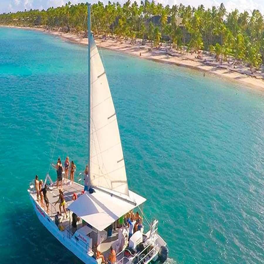 Punta Cana: Catamaran Party Cruise with Snorkeling