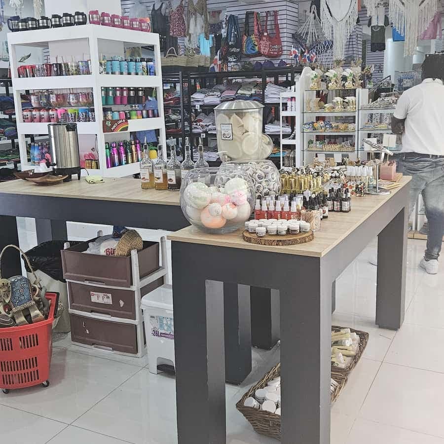 Punta Cana: Souvenir Shopping Tour with Traditional Tastings