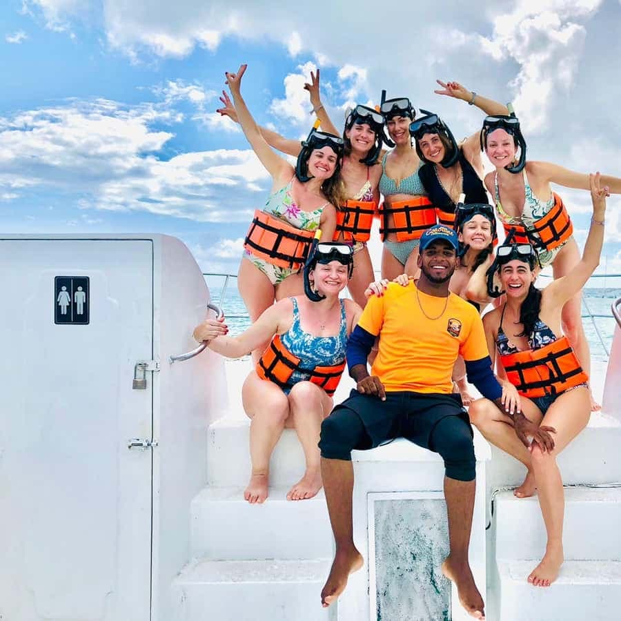 Punta Cana: Booze Cruise with Snorkel and Natural Pool Stop