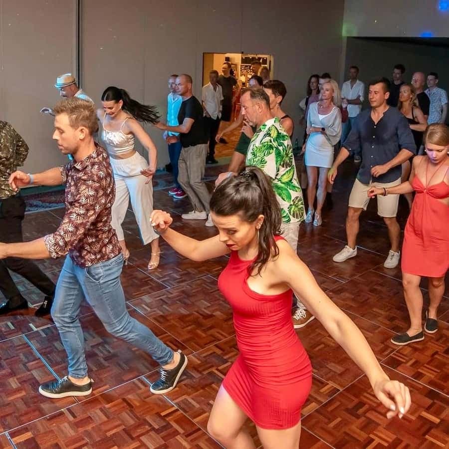 Salsa Experience: Learn Salsa w/ a professional instructor