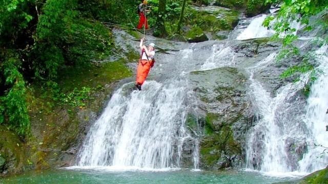 From San José: 11 Waterfalls Zipline Adventure