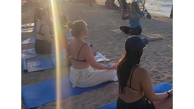 San Juan: Ocean Breeze Sunset Yoga Beach Class