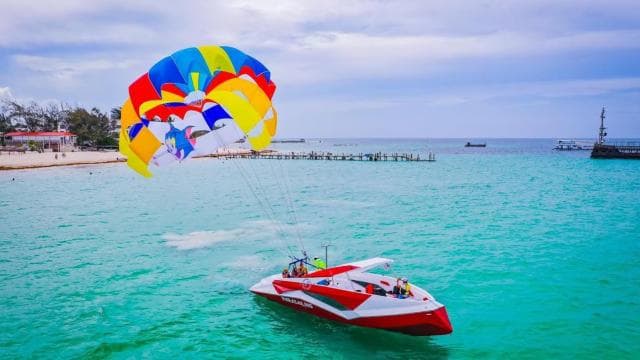 Punta Cana Parasailing: 15-Minute Adrenaline Adventure